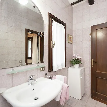 Holiday home Luxurious Cottage In Vo With Garden